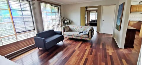 Spacious and cozy home next to Glen Waverley Haus in Wantirna South