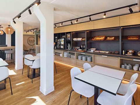 Lounge or bar, Breakfast