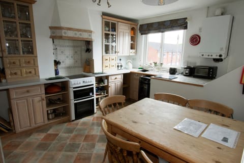 Kitchen or kitchenette, Dining area, Communal kitchen, dishwasher, minibar, pet friendly, toaster, kitchen