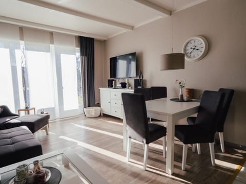 TV and multimedia, Living room, Seating area, Dining area