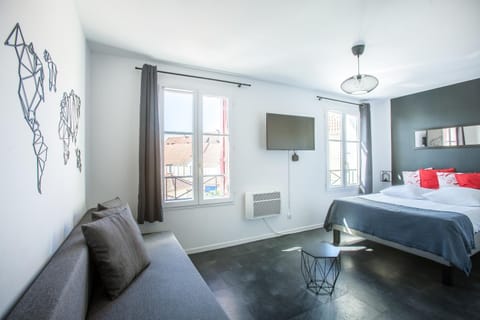 Bed, TV and multimedia, Living room, Photo of the whole room, Bedroom