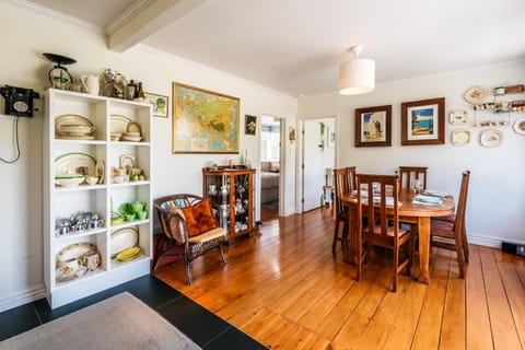 Mrs Jones Holiday Cottage - Waiheke Holiday Home House in Auckland Region