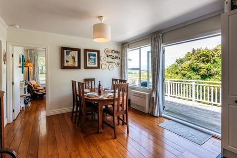Mrs Jones Holiday Cottage - Waiheke Holiday Home House in Auckland Region