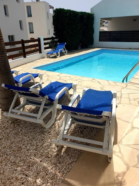 Modern villa, 4 bedrooms, private pool, close to Coral bay strip Villa in Peyia