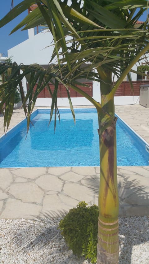 Modern villa, 4 bedrooms, private pool, close to Coral bay strip Villa in Peyia