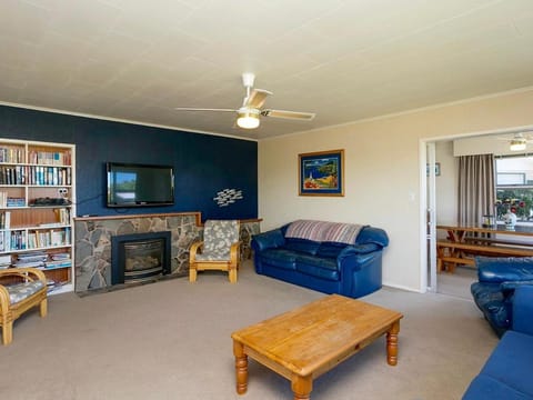 This Bach Has it All - Rainbow Point Holiday Home House in Taupo