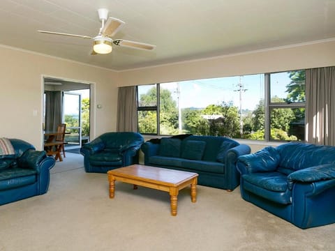 This Bach Has it All - Rainbow Point Holiday Home Casa in Taupo
