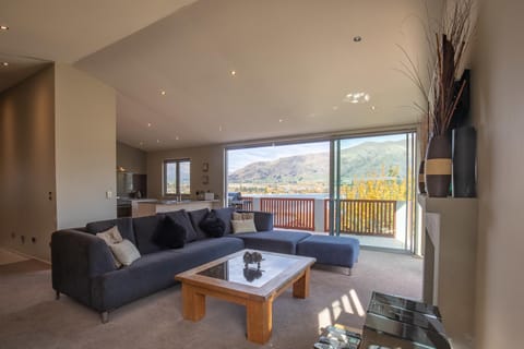 Lakeview Heights - Wanaka Home - Bachcare NZ House in Wanaka