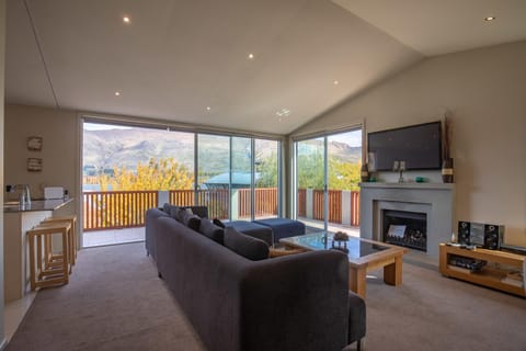 Lakeview Heights - Wanaka Home - Bachcare NZ House in Wanaka