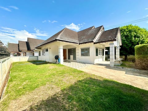 Property building, Day, Garden, Garden view