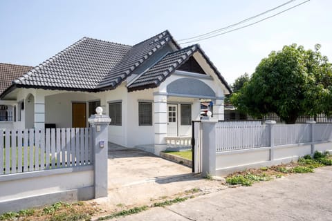 Property building, Facade/entrance, Day