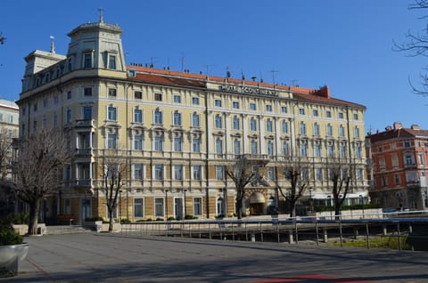 Property building, Nearby landmark, Neighbourhood