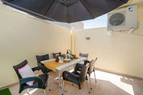 Summer Breeze 3 Bedroom Family Maisonette with sunny terrace in Mellieha - by Getawaysmalta Condo in Saint Paul's Bay