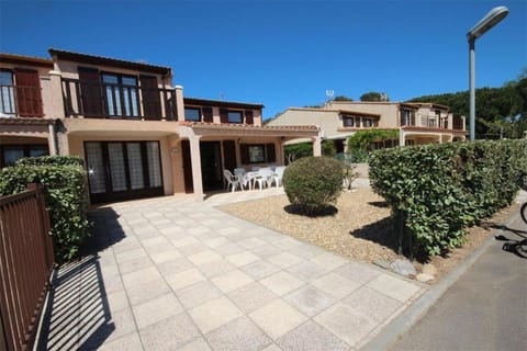 Domaine de vacances à 600m de la plage villa climatisée, WIFI, 3 chambres 7 couchages animations et piscines en supplément - LRTAMS10 Villa in Portiragnes