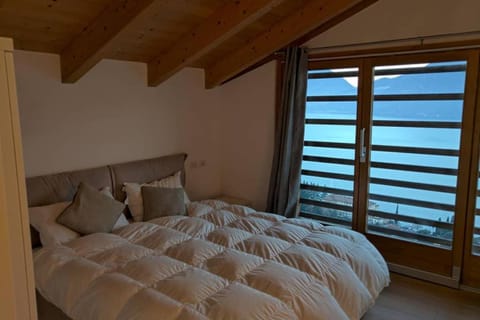 Bed, Photo of the whole room, Bedroom, Lake view, Mountain view, Pool view