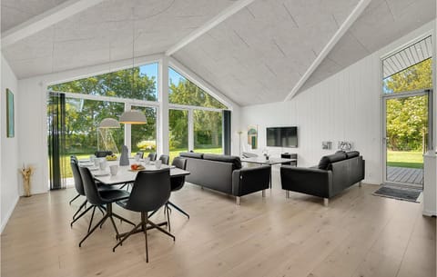 4 Bedroom Cozy Home In Spttrup House in Central Denmark Region