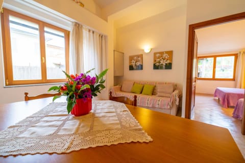 Living room, Photo of the whole room, Seating area, Dining area