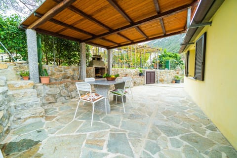 Property building, Patio, Day, Garden, Dining area