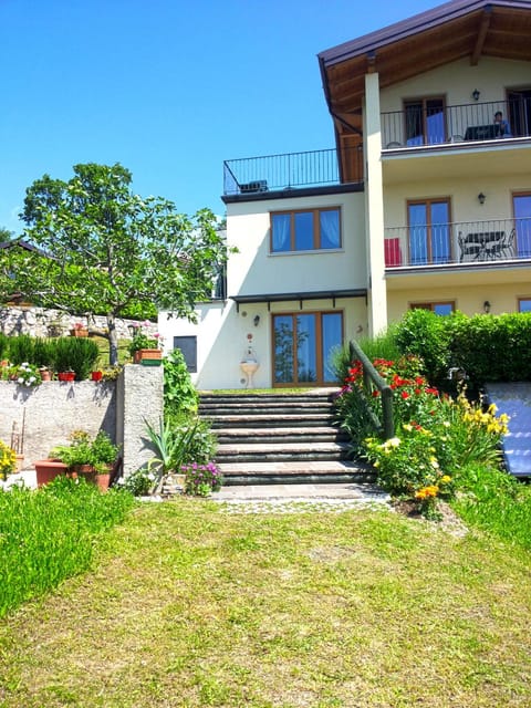 Property building, Garden, Balcony/Terrace