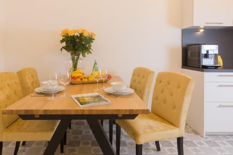 Kitchen or kitchenette, Seating area, Dining area