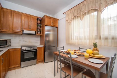 Kitchen or kitchenette, Dining area, oven, pet friendly, stove