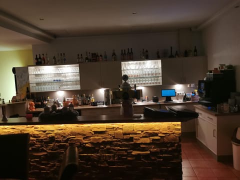 Restaurant/places to eat, Lounge or bar