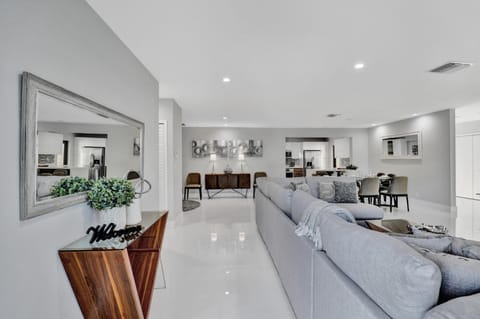 Renovated 5½ Bedroom Home/Heated Pool House in Hollywood