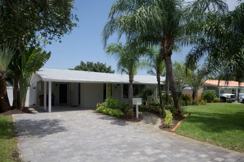 Heated pool ,3 bedroom bungalow ,minutes from the beach Chalet in Deerfield Beach