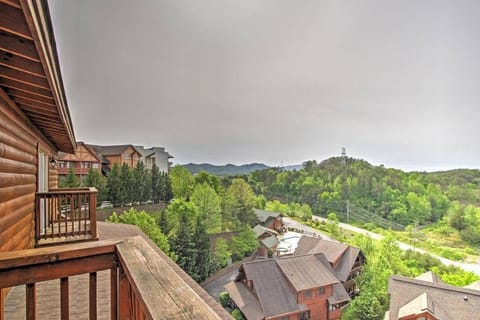 Smoky Mountain Retreat- Resort Cabin with modern amenities in the heart of PF House in Pigeon Forge