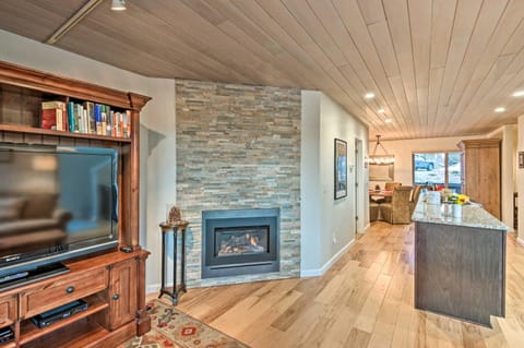 Tahoe Retreat with Views - 2 Miles to Nevada Beach! Casa in Round Hill Village
