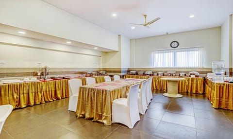 Restaurant/places to eat, Meeting/conference room, Breakfast