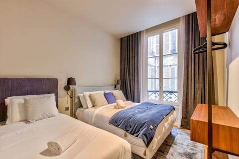 111- Urban Théâtre de la Madeleine Apartment in Paris