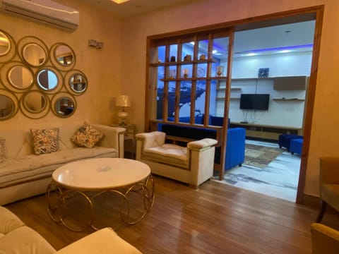 Burj Al Bahria Town Luxury Suites Condominio in Lahore