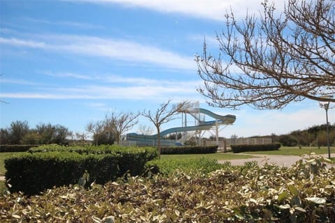 Belle villa 2 chambres, 4 à 6 couchages, jolie terrasse avec vue réserve dans résidence sécurisée avec piscine commune 800 m de la mer LRCS76 Villa in Portiragnes