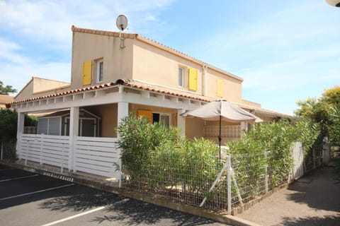 Belle villa 2 chambres terrasse en angle parking privatif dans résidence sécurisée piscine commune 800 m de la mer LRCS151 Condo in Portiragnes