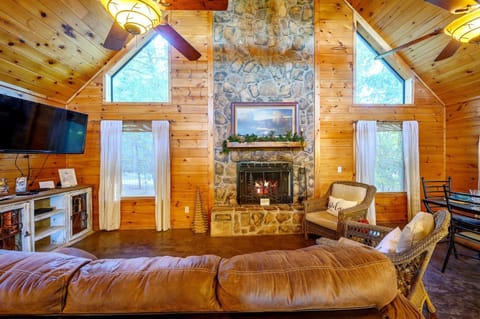 OKeHI Pine w Fireplace and Hot Tub House in Broken Bow