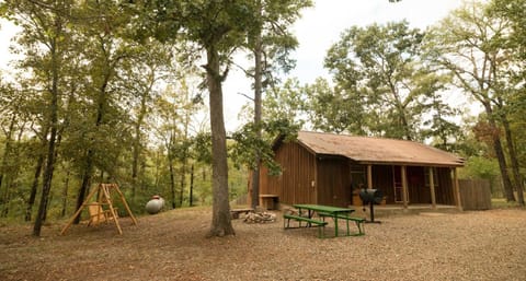 Bear Hollow with Hot Tub House in Broken Bow