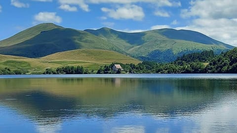 chalet le balcon du Sancy - location du samedi au samedi - linge de lits fournis - option ménage fin de séjour non proposée Chalet in Auvergne-Rhône-Alpes