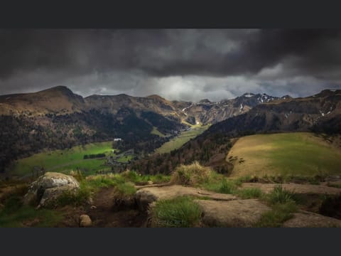 chalet le balcon du Sancy - location du samedi au samedi - linge de lits fournis - option ménage fin de séjour non proposée Chalet in Auvergne-Rhône-Alpes