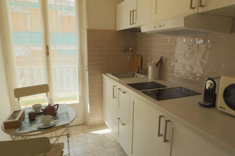 Coffee/tea facilities, Kitchen or kitchenette, minibar, stove