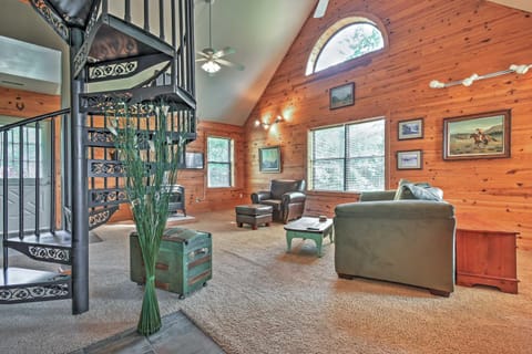 Hillside Cabin on 43 Acres with Private Lake and View! Maison in Ozark Mountains