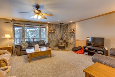 Cozy Cabin in Lead with Hot Tub Near Hiking and Skiing Haus in North Lawrence