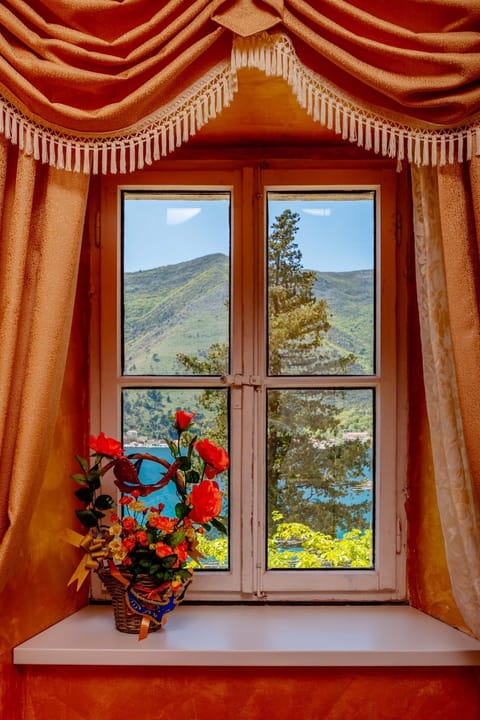 Staff, Bed, People, Other, Photo of the whole room, Decorative detail, Bedroom, Garden view, Mountain view, Sea view, Street view, Family, Quiet street view