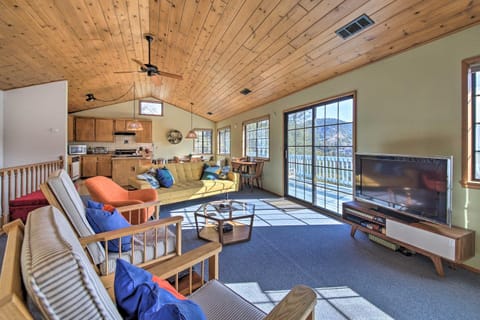 The Atomic Squirrel Lodge Lake Gregory Getaway! Maison in Crestline