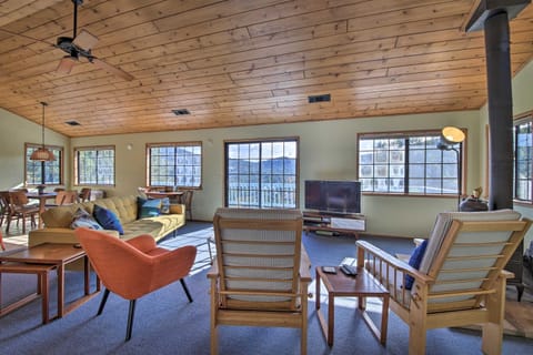 The Atomic Squirrel Lodge Lake Gregory Getaway! Maison in Crestline
