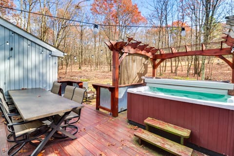 Pocono Mountains Retreat with Pool Table and Hot Tub! Maison in Tunkhannock Township