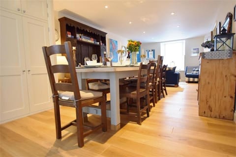 Gwelfor, Newport House in Wales