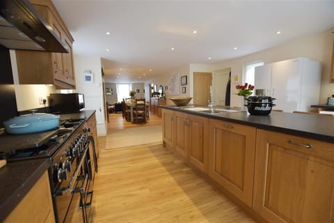 Gwelfor, Newport House in Wales