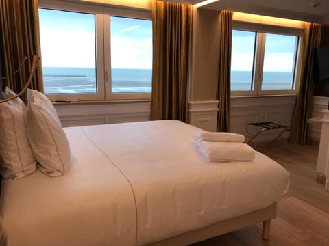 Bed, Photo of the whole room, Bedroom, Sea view
