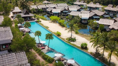 Property building, Natural landscape, Bird's eye view, Garden, Garden view, Swimming pool, Swimming pool, sunbed